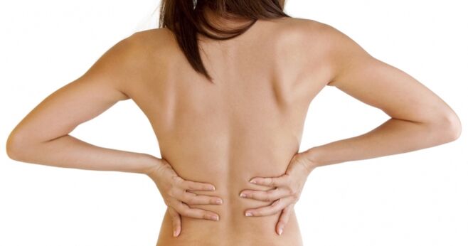 El síntoma característico de la osteocondrosis torácica es el dolor de espalda. 