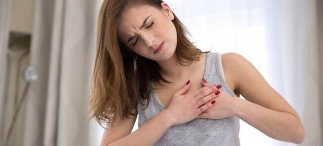 La osteocondrosis torácica puede presentarse con dolor en la zona del corazón. 